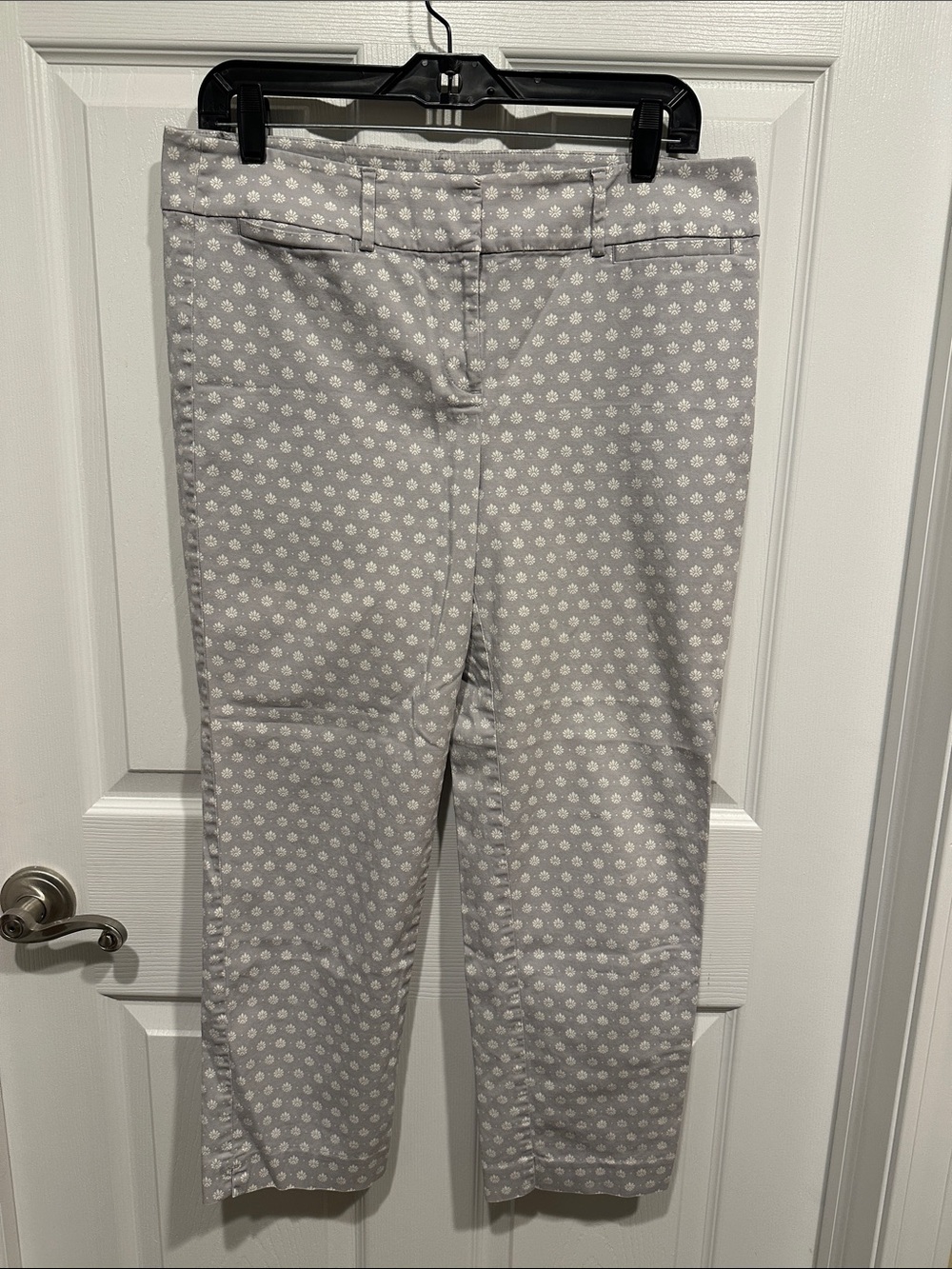 Ann Taylor Gray Printed Cropped Pants - White Dot Floral Pattern